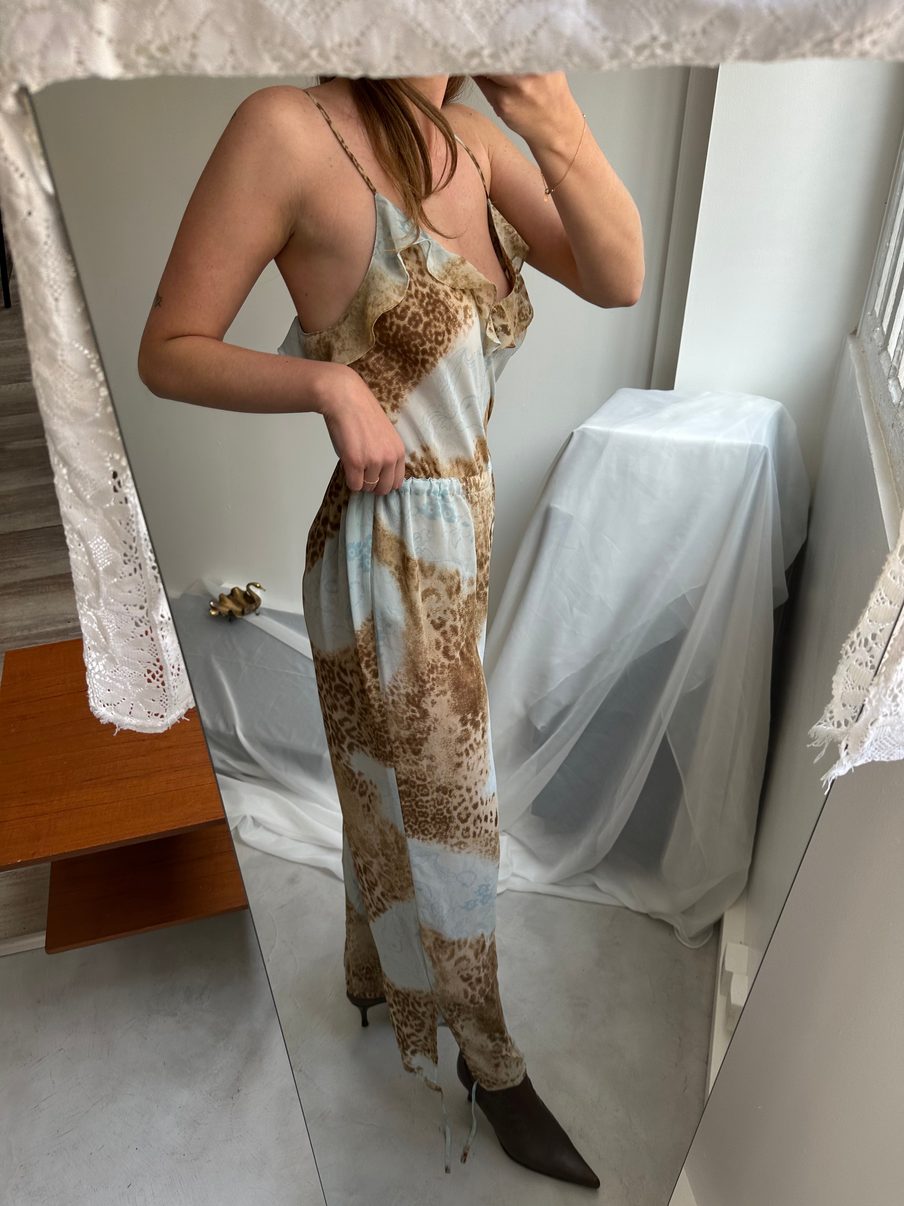 Femme accroupie portant une tenue léopard assortie.