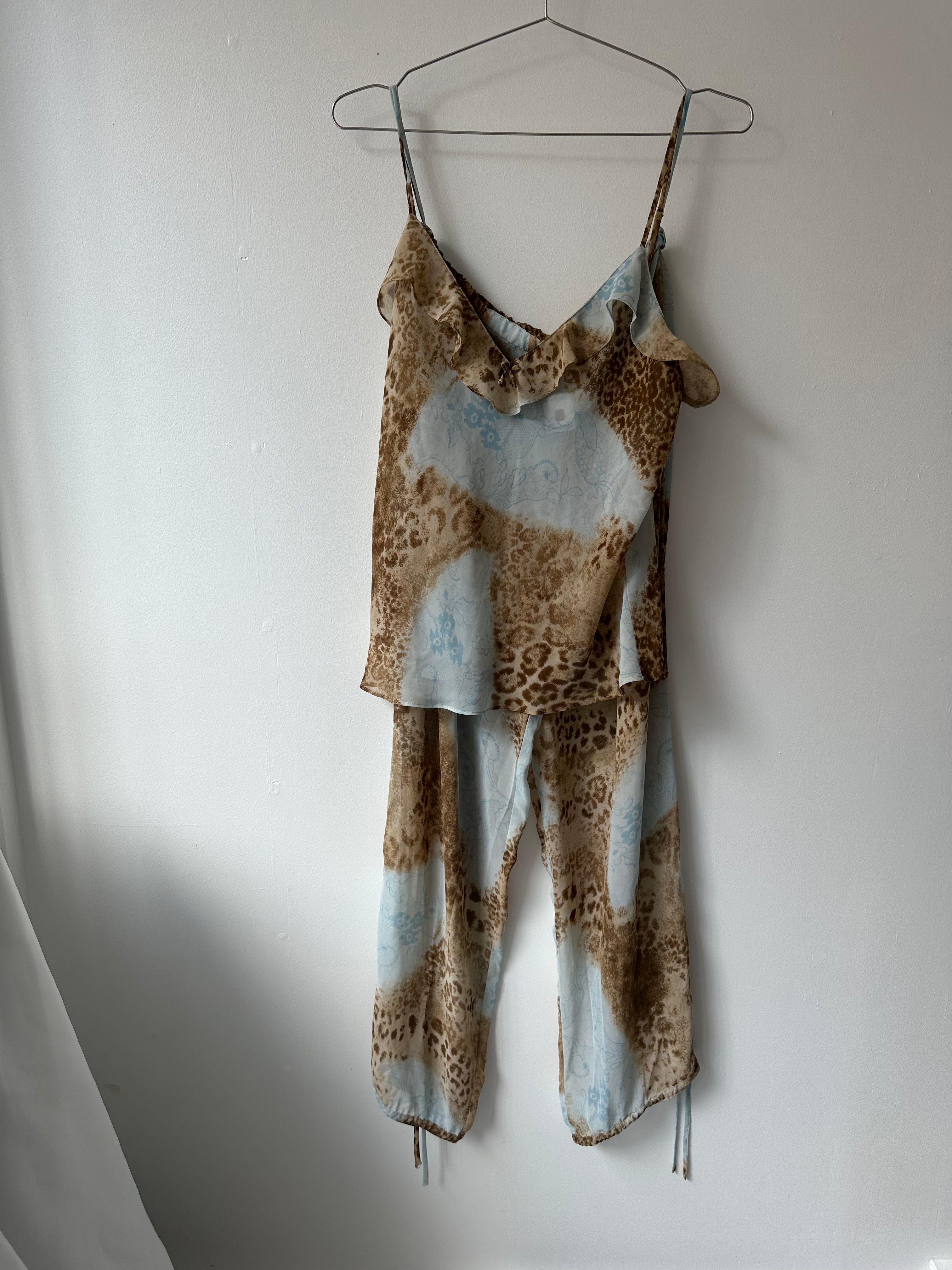 Détail d'un chemisier et d'un pantalon multicolores à motif léopard.
